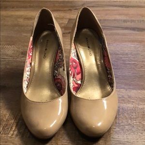 NUDE HEELS. Plenty of life left!! Very comfy.